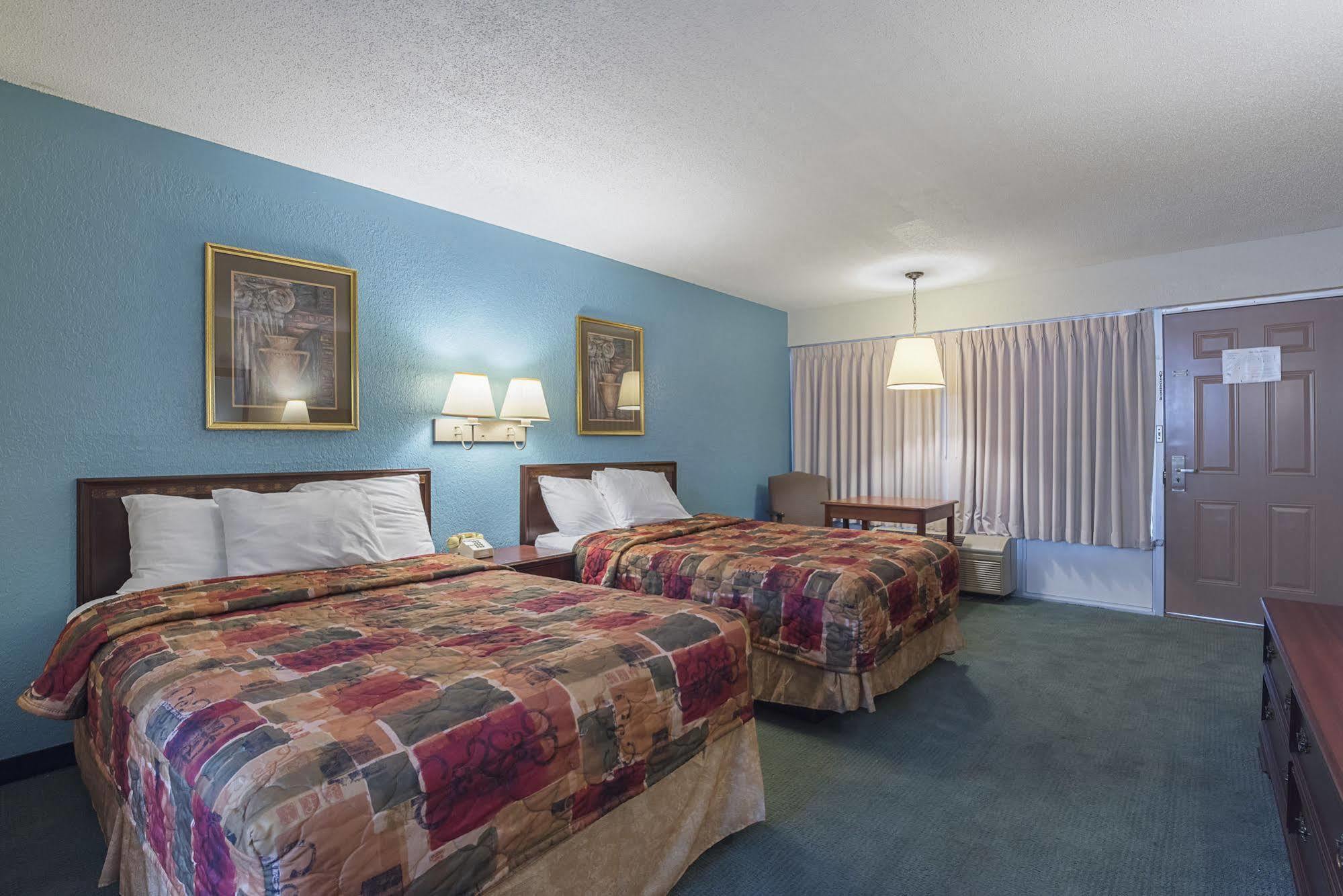 Bear Mount Inn & Suites Pigeon Forge Exterior photo